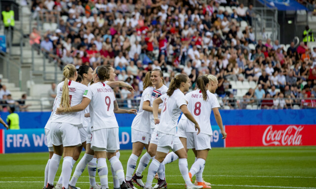 Reims, Frankrike 20190617.
Caroline Graham Hansen blir gratulert av Isabell Lehn Herlovsen og Kristine Minde etter 0-1 scoringen under VM-kampen i fotball for kvinner mellom Sør-Korea og Norge på Stade Auguste-Delaune.
Foto: Stian Lysberg Solum / NTB scanpix